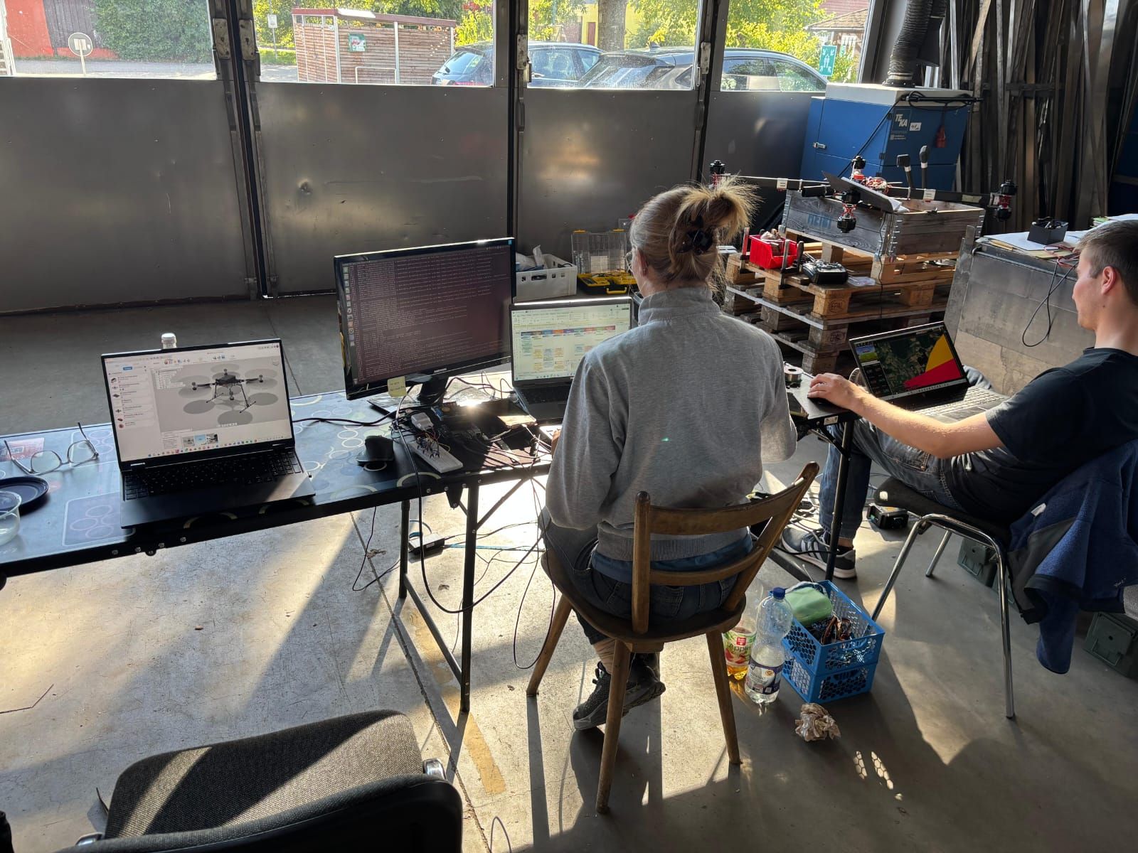 Team an der Bodenstation mit Laptops